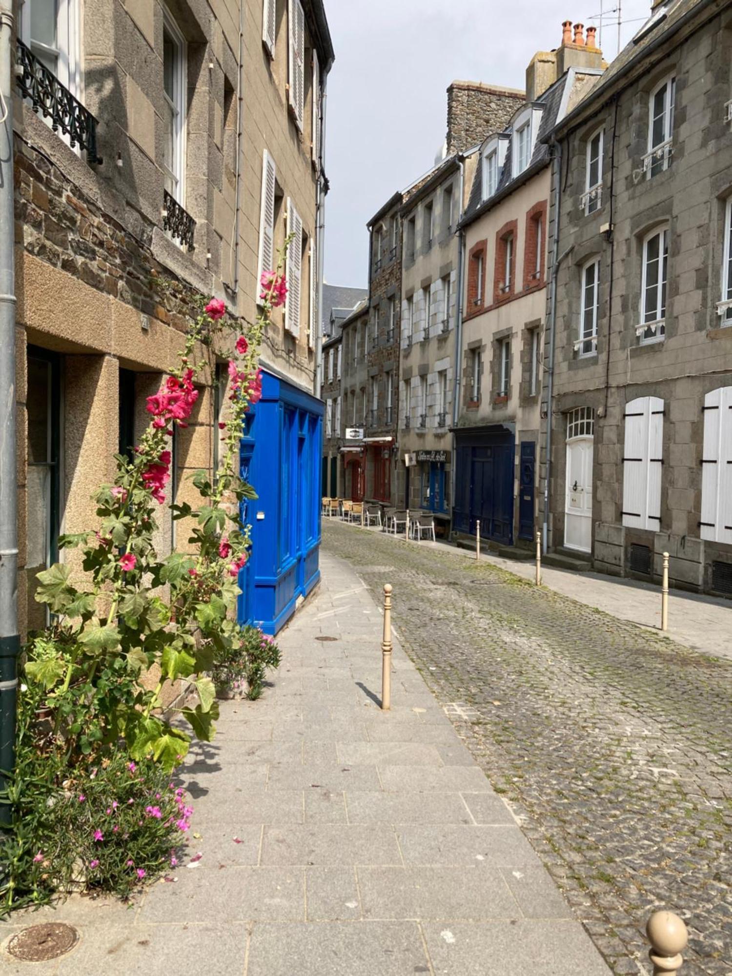 Appartement Haute Ville Meuble Avec Cour Privative Granville Exteriör bild